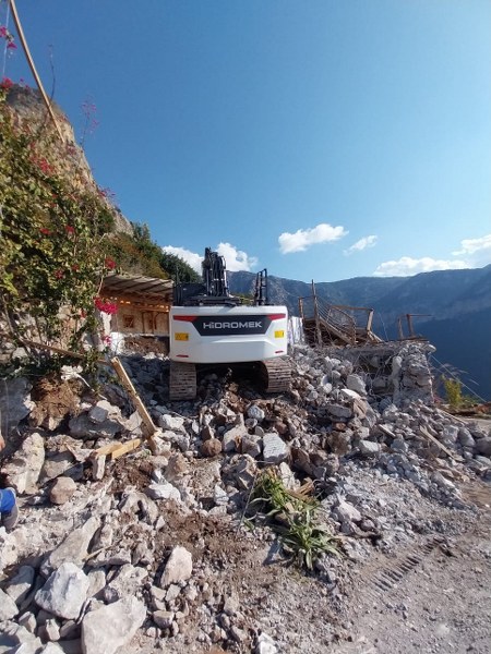 Fethiye’nin Faralya Mahallesi’nde bulunan kaçak yapılar yıkıldı