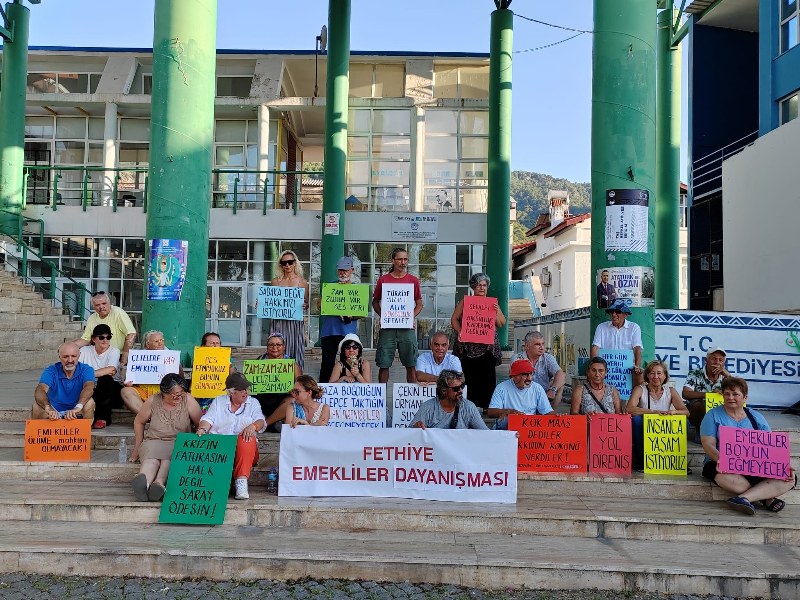 FETHİYE’DE EMEKLİLER OTURMA EYLEMİ BAŞLATTI