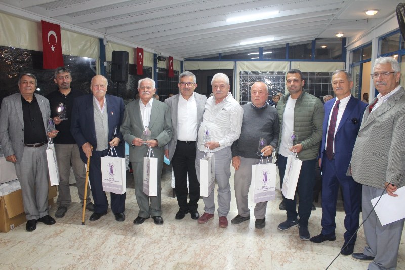 40 YILI DOLDURAN ESNAFLARA  PLAKET VERİLDİ